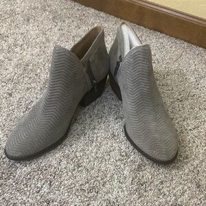 Gray Zigzag Patterned Ankle Boots